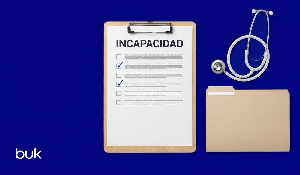Portapapeles con un formulario de incapacidad, un estetoscopio y una carpeta sobre fondo azul