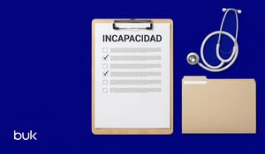 Portapapeles con un formulario de incapacidad, un estetoscopio y una carpeta sobre fondo azul